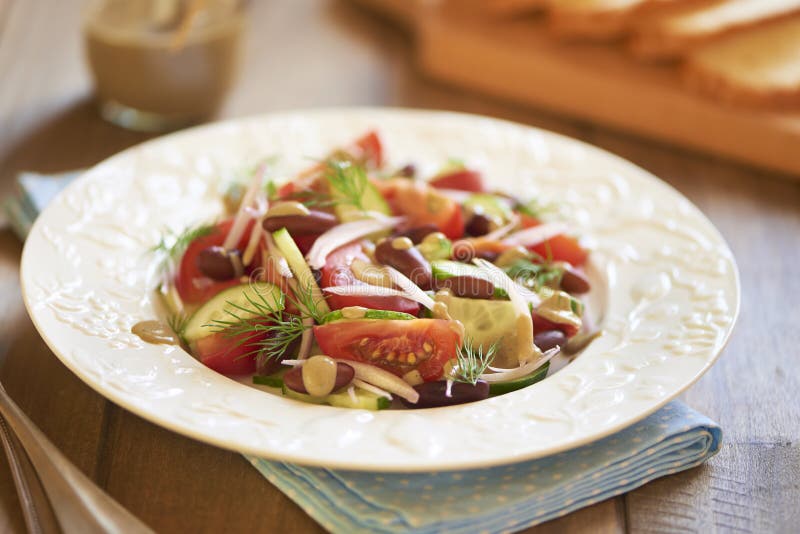 Salat Mit Tomaten, Gurken, Zwiebel, Bohnen Und Thunfisch Sauce ...