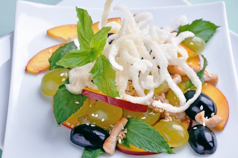 Salat Mit Trauben Und Nektarinen Stockbild - Bild von lebensstil, hoch ...