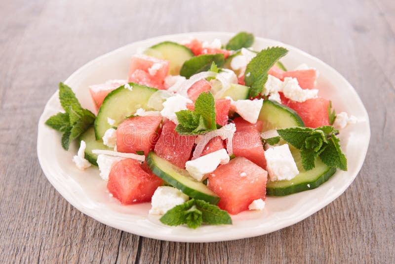 Salat Mit Wassermelone, Feta Und Gurke Stockbild - Bild von mischung ...