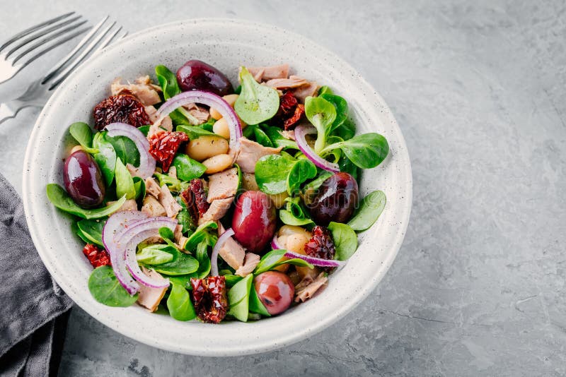 Salat Mit Weißen Bohnen, Thunfisch, Oliven, Roten Zwiebeln Und ...