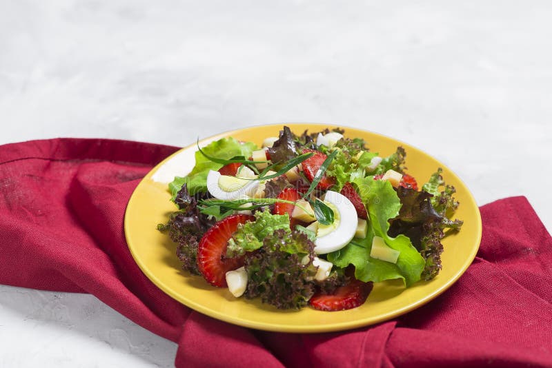 Salat von der Erdbeere, Käse Salat auf einer gelben Platte lizenzfreie stockfotos Salat von der Erdbeere, Käse Salat auf einer gelben Platte lizenzfreie stockfotos