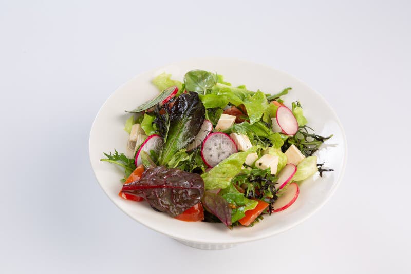 Salat von Grüns, von Käse und von Rettich auf weißem Hintergrund stockfotos Salat von Grüns, von Käse und von Rettich auf weißem Hintergrund stockfotos