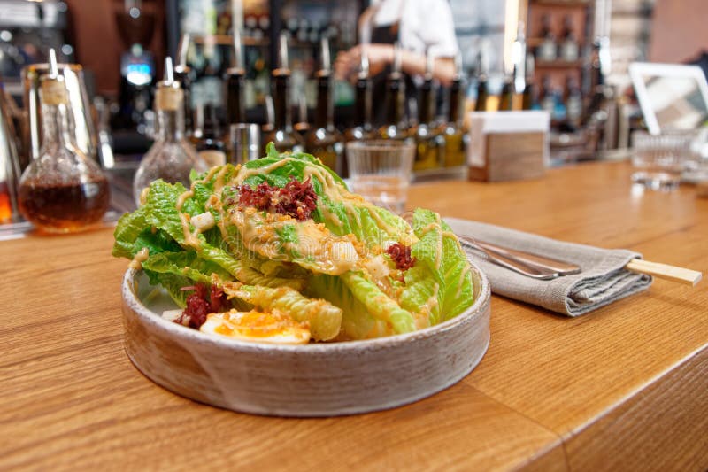 Salata Cezar gătită în mod asiatic pe tejghea stock image