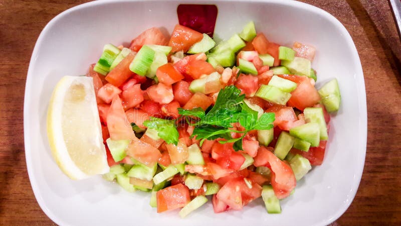 Salata Coban Turkish или салат чабанов в белом шаре стоковые изображения Salata Coban Turkish или салат чабанов в белом шаре стоковые изображения