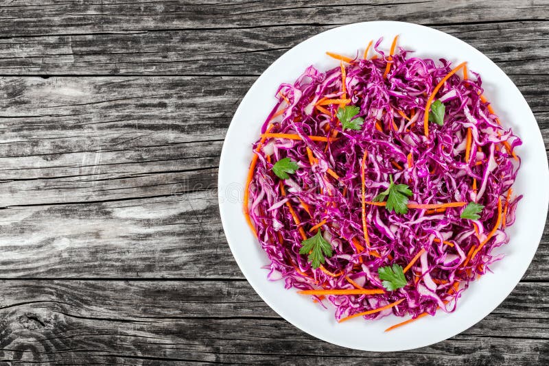 Salatkohlsalat - Rotkohl Mit Karotten Auf Weißem Teller Stockfoto ... Salatkohlsalat - Rotkohl Mit Karotten Auf Weißem Teller Stockfoto ...