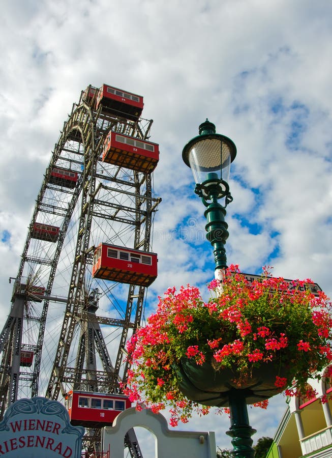 Salchicha de Francfort Riesenrad (rueda gigante de Viena Ferris) imágenes de archivo libres de regalías Salchicha de Francfort Riesenrad (rueda gigante de Viena Ferris) imágenes de archivo libres de regalías