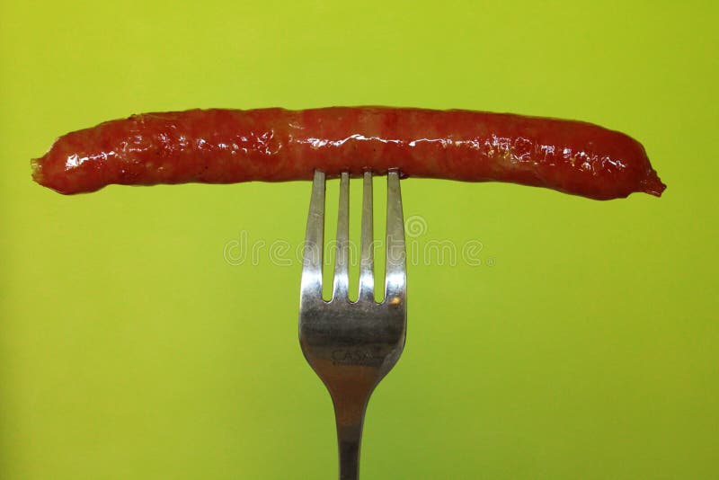 Salchicha en una fork foto de archivo Salchicha en una fork foto de archivo