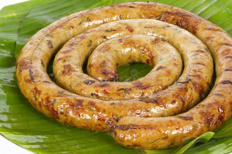 Salchicha picante tailandesa asada a la parrilla Sai Aua de Notrhern en el fondo blanco del fondo blanco fotografía de archivo libre de regalías Salchicha picante tailandesa asada a la parrilla Sai Aua de Notrhern en el fondo blanco del fondo blanco fotografía de archivo libre de regalías