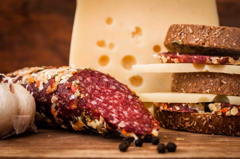Salchicha secada y queso con los agujeros para el desayuno imágenes de archivo libres de regalías Salchicha secada y queso con los agujeros para el desayuno imágenes de archivo libres de regalías