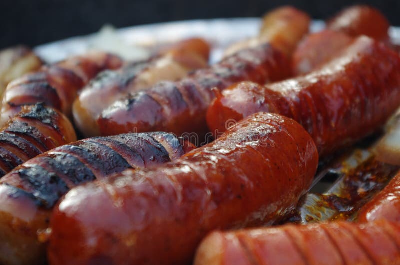 Salchichas asadas a la parilla imagenes de archivo Salchichas asadas a la parilla imagenes de archivo