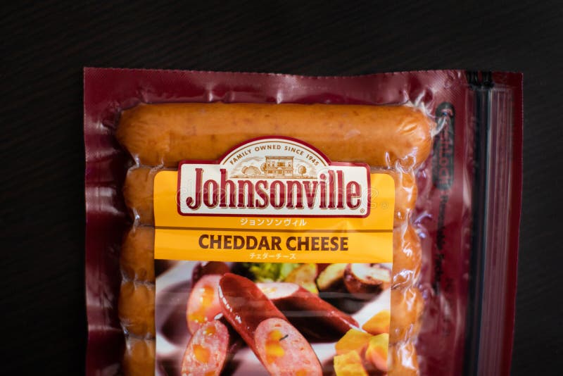 Salchichas del queso cheddar de Johnsonville fotografía de archivo libre de regalías Salchichas del queso cheddar de Johnsonville fotografía de archivo libre de regalías