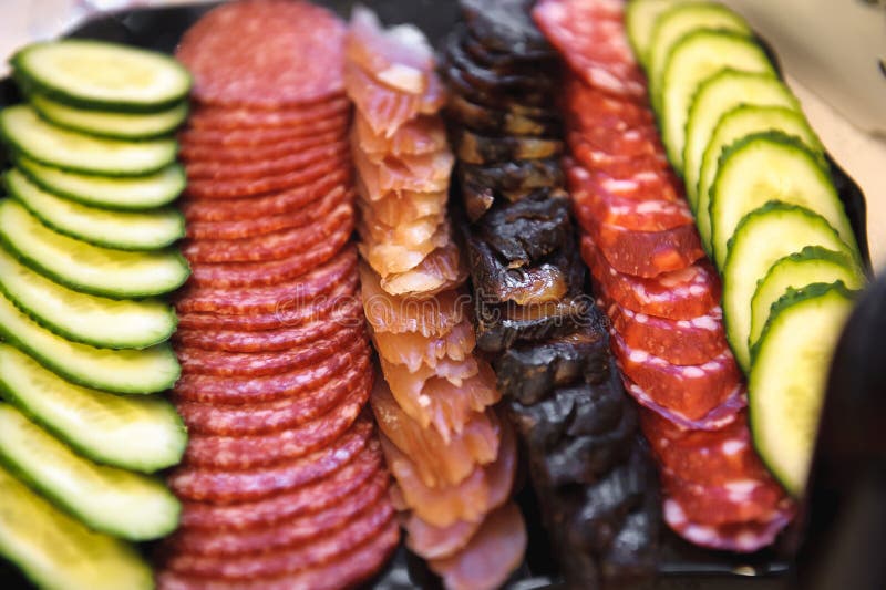 Salchichas secas y productos de carne hechos en casa cortados fotografía de archivo Salchichas secas y productos de carne hechos en casa cortados fotografía de archivo