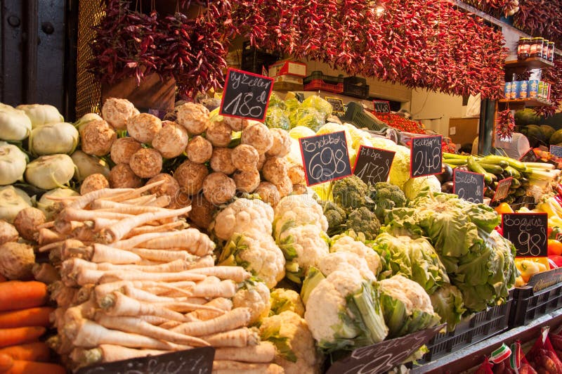 Sale av grönsaker i marknaden i Budapest, Ungern royaltyfria bilder Sale av grönsaker i marknaden i Budapest, Ungern royaltyfria bilder
