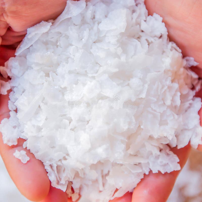 Sale bianco puro dei cristalli, salgemma in mani delle donne sugli ambiti di provenienza dei cristalli Vista superiore, primo pia fotografie stock Sale bianco puro dei cristalli, salgemma in mani delle donne sugli ambiti di provenienza dei cristalli Vista superiore, primo pia fotografie stock