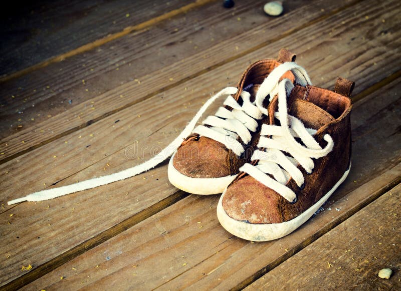 Sale chidlren les chaussures photos libres de droits Sale chidlren les chaussures photos libres de droits