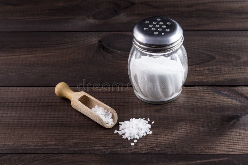 Sale Con La Saliera Di Legno Di Vetro E Del Cucchiaio Su Fondo Di Legno  Fotografia Stock - Immagine di salatiera, condimenti: 69142954