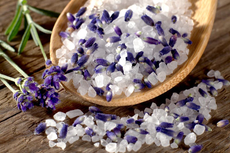 Sale da bagno della lavanda sul cucchiaio di legno fotografia stock libera da diritti Sale da bagno della lavanda sul cucchiaio di legno fotografia stock libera da diritti