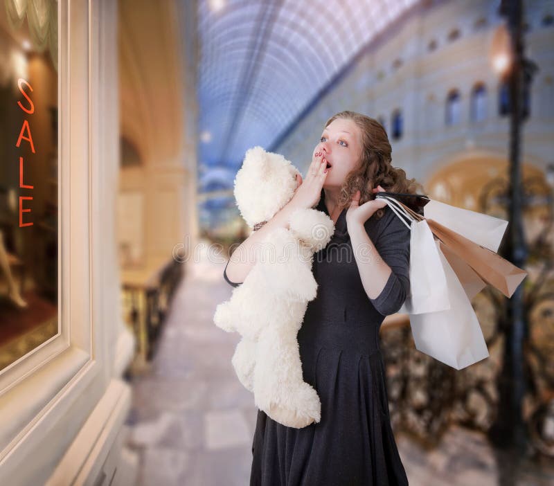 Retrato joven sorprendido una mujer un oso a bolsas en compras.