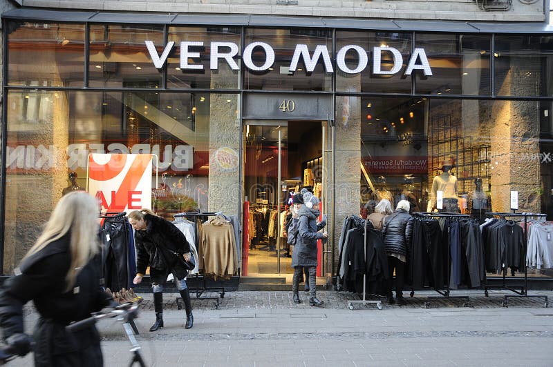 angivet pakke madlavning Sale at vero moda store editorial stock photo. Image of shoppers - 83662648