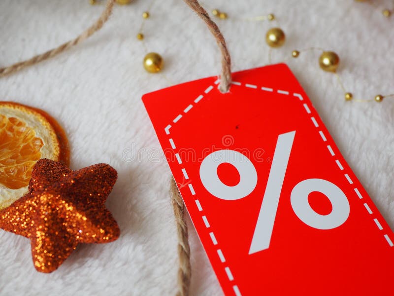 Sale vinter, orange stjärna för jul med rabattetiketten på festlig bakgrund royaltyfria bilder Sale vinter, orange stjärna för jul med rabattetiketten på festlig bakgrund royaltyfria bilder
