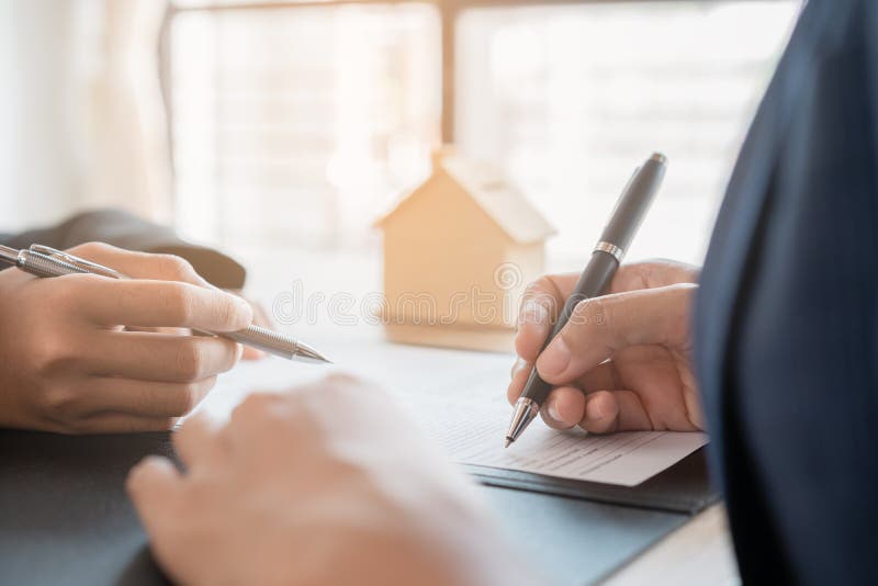 Salesmen are letting the woman customers sign the sales contract, Asian women and female are doing business in the office,. Business concept and contract royalty free stock photos Salesmen are letting the woman customers sign the sales contract, Asian women and female are doing business in the office,. Business concept and contract royalty free stock photos