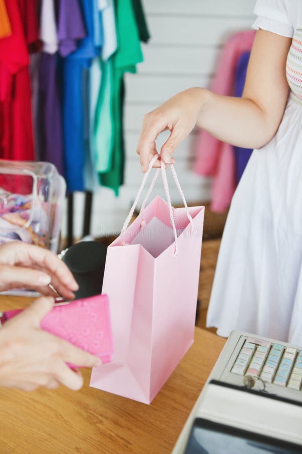saleswoman близкого клиента женский вверх стоковое изображение rf saleswoman близкого клиента женский вверх стоковое изображение rf