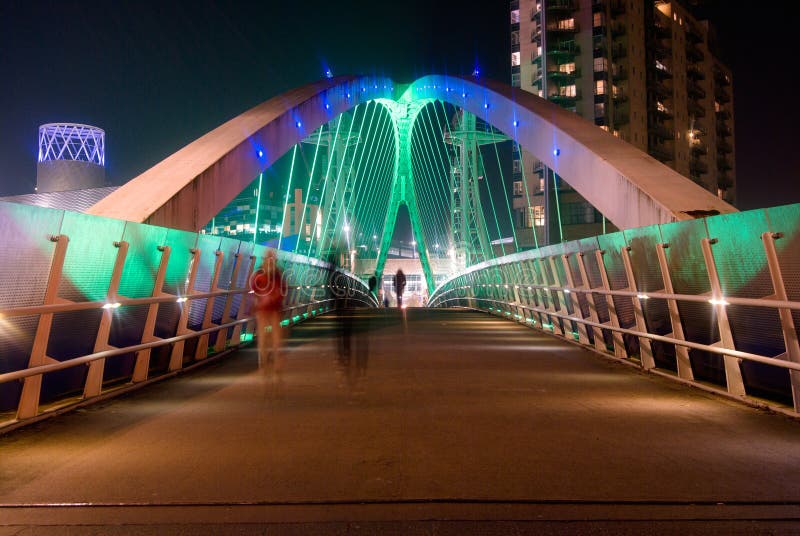 Salford-Kai-Jahrtausendhubbrücke nachts lizenzfreies stockbild Salford-Kai-Jahrtausendhubbrücke nachts lizenzfreies stockbild