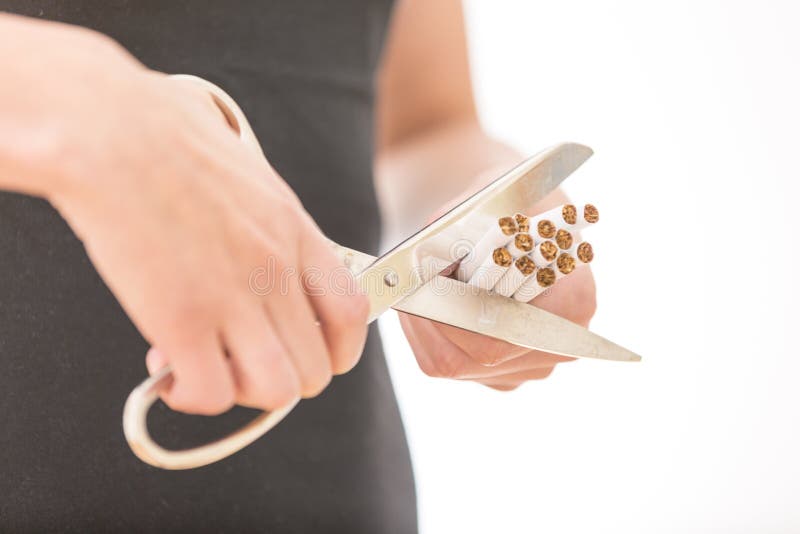 Salga el fumar y salve el dinero El primer de la mujer da los cigarrillos del corte imagenes de archivo Salga el fumar y salve el dinero El primer de la mujer da los cigarrillos del corte imagenes de archivo