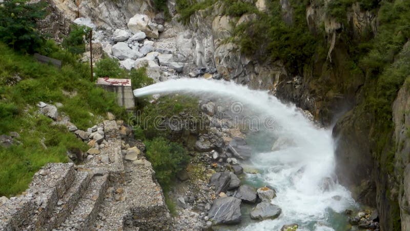 Salida de agua de emergencia liberada a la fuerza en el río durante el monzón de himachal pradesh en india