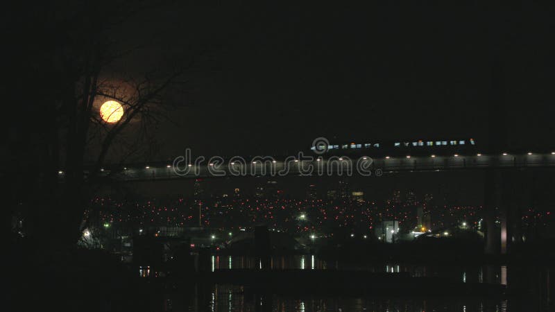 Salida de la luna elevada 4K UHD del carril del viajero