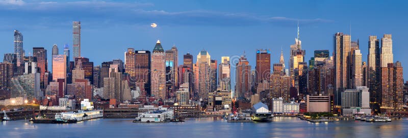 Salida de la luna sobre el Midtown del oeste con el horizonte de Manhattan, New York City foto de archivo Salida de la luna sobre el Midtown del oeste con el horizonte de Manhattan, New York City foto de archivo