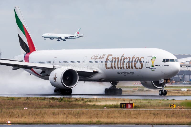 Salida del avión de pasajeros de Emirates Airlines Boeing 777-300ER A6-EGP en el aeropuerto de Francfort