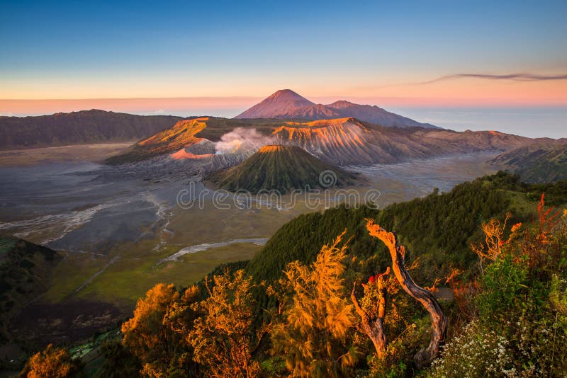 Salida del sol asombrosa en el soporte Bromo imagen de archivo libre de regalías Salida del sol asombrosa en el soporte Bromo imagen de archivo libre de regalías