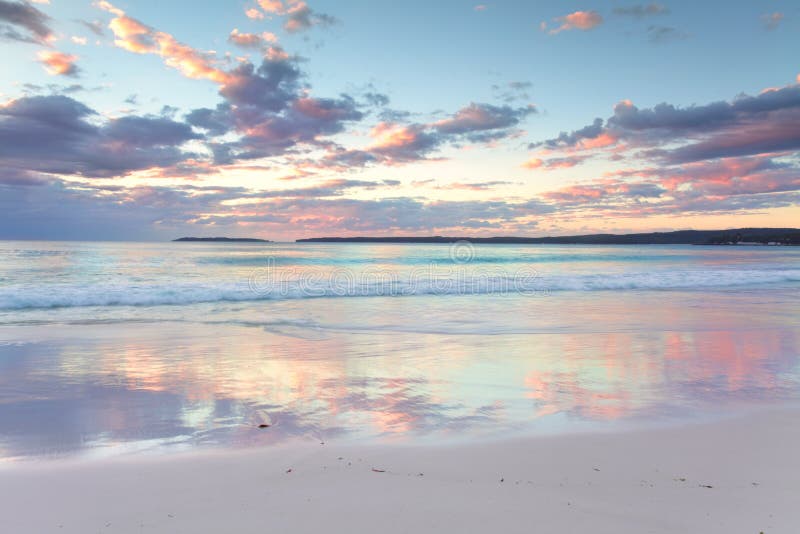 Salida del sol bastante en colores pastel del amanecer en la playa NSW Australia de Hyams