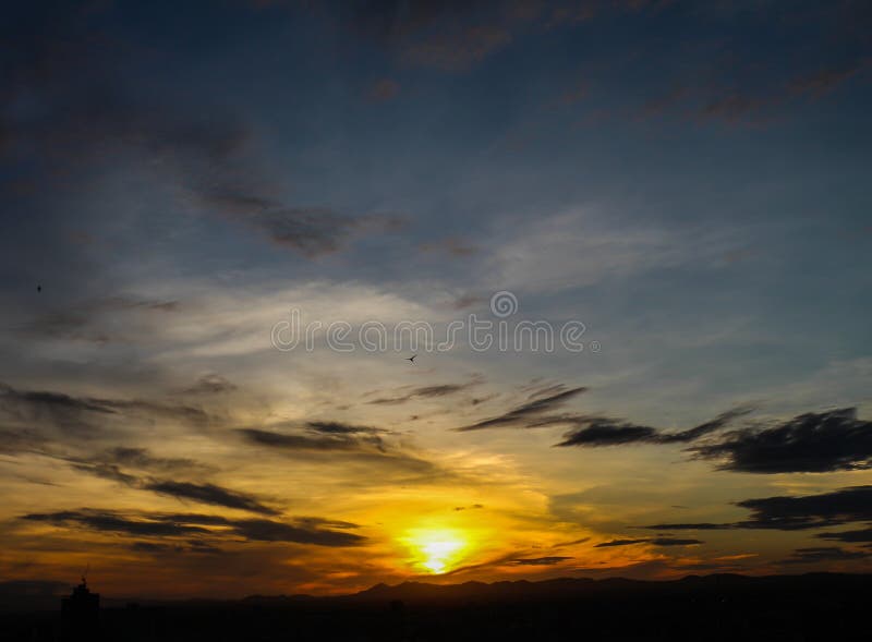 Download Salida Del Sol Con El Cielo Hermoso En El Crepúsculo Foto de archivo - Imagen de nube, fantasía: 42440506