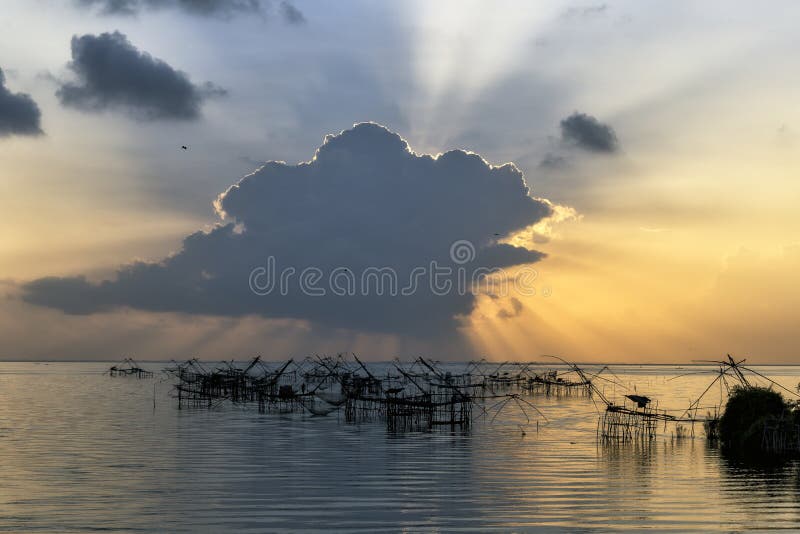 Salida del sol de la mañana con el mar liso en Pakpra, Pattalung foto de archivo Salida del sol de la mañana con el mar liso en Pakpra, Pattalung foto de archivo