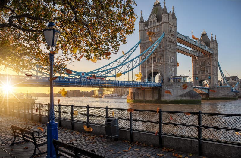 Salida del sol de oro detrás del puente de la torre en Londres, Reino Unido fotos de archivo Salida del sol de oro detrás del puente de la torre en Londres, Reino Unido fotos de archivo