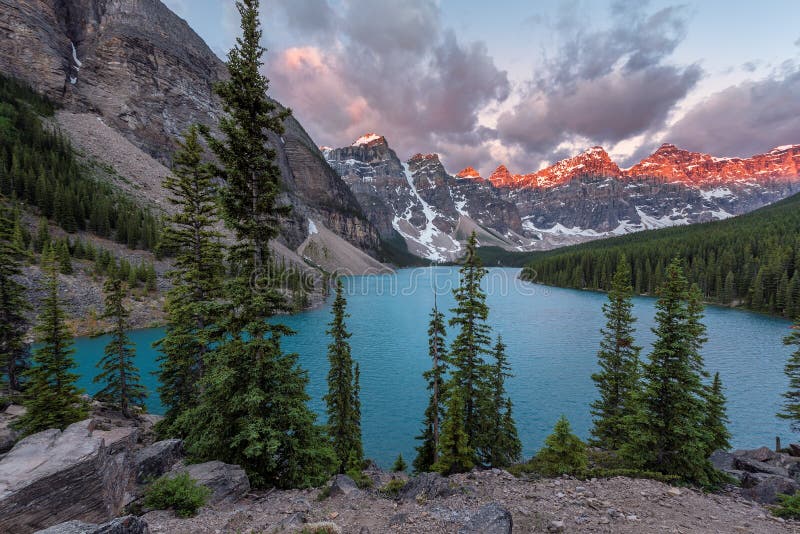 Salida del sol en el lago en montañas rocosas canadienses, parque nacional de Banff, Canadá moraine imágenes de archivo libres de regalías Salida del sol en el lago en montañas rocosas canadienses, parque nacional de Banff, Canadá moraine imágenes de archivo libres de regalías