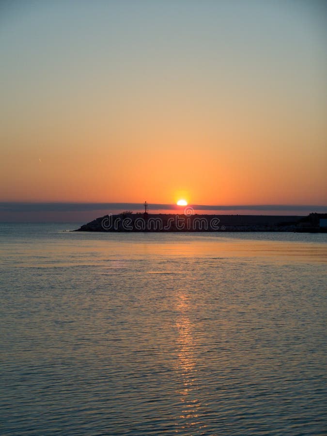 Salida del sol en el mar adriático, reflexiones de la luz del sol en el agua foto de archivo libre de regalías Salida del sol en el mar adriático, reflexiones de la luz del sol en el agua foto de archivo libre de regalías
