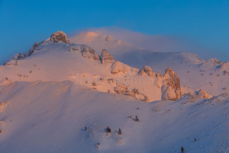 Salida del sol en las montañas de Ciucas, Rumania imágenes de archivo libres de regalías Salida del sol en las montañas de Ciucas, Rumania imágenes de archivo libres de regalías