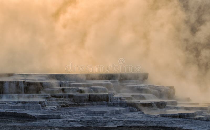 Salida del sol en Mammoth Hot Springs yellowstone imagen de archivo libre de regalías Salida del sol en Mammoth Hot Springs yellowstone imagen de archivo libre de regalías