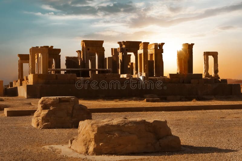 Salida del sol en Persepolis, capital del reino antiguo del Achaemenid Columnas antiguas vista de Irán Persia antigua