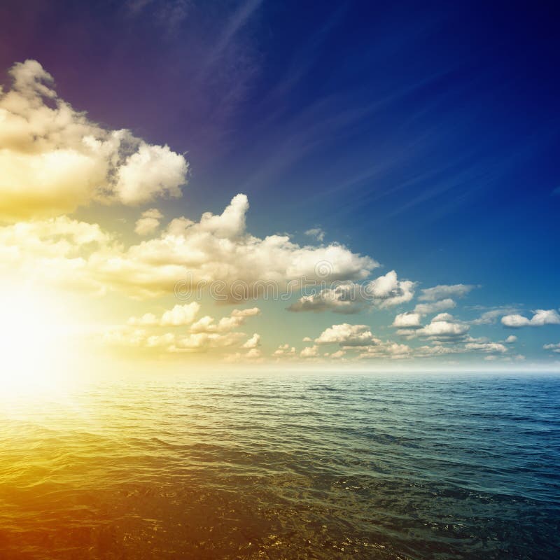 Salida Del Sol Hermosa En El Mar Imagen de archivo Imagen de escénico