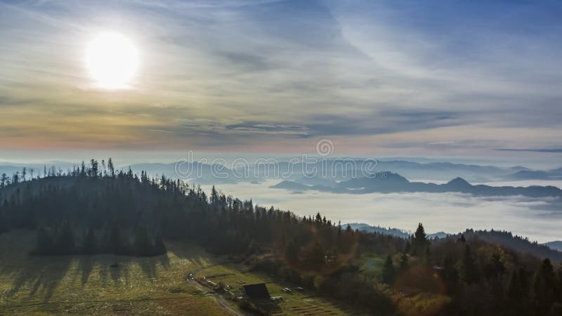Salida del sol hermosa en las montañas de Tatra con las nubes que fluyen, Polonia