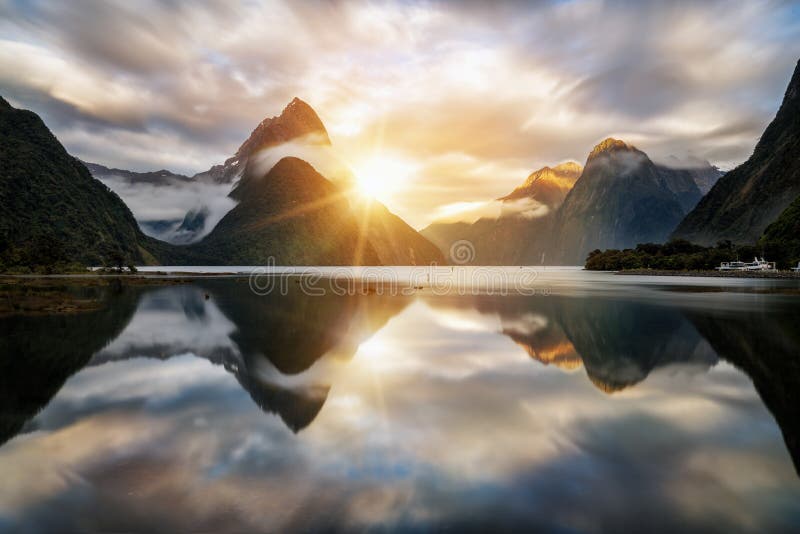 Salida del sol hermosa en Milford Sound, Nueva Zelanda imagenes de archivo Salida del sol hermosa en Milford Sound, Nueva Zelanda imagenes de archivo