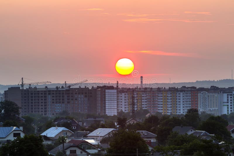 Salida del sol hermosa en suburbios de la ciudad Sol blanco y amarillo brillante grande sobre la altas construcción de viviendas, imagen de archivo Salida del sol hermosa en suburbios de la ciudad Sol blanco y amarillo brillante grande sobre la altas construcción de viviendas, imagen de archivo