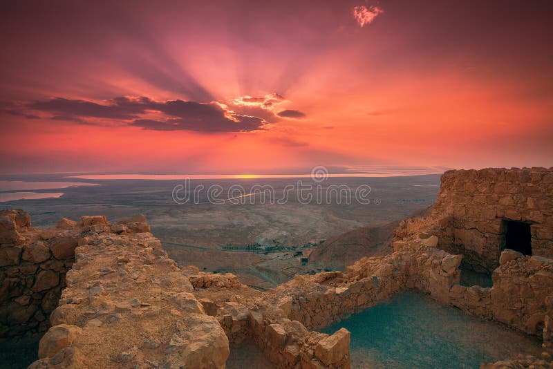 Salida del sol hermosa sobre la fortaleza de Masada imagenes de archivo Salida del sol hermosa sobre la fortaleza de Masada imagenes de archivo