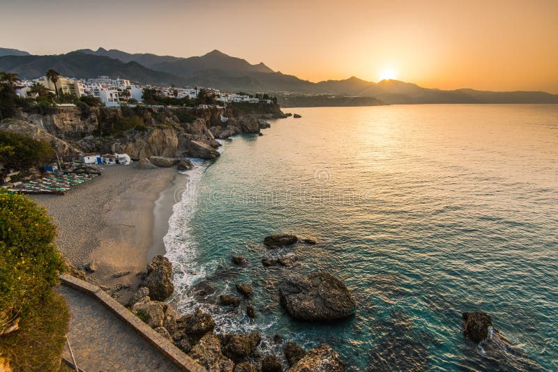 Salida del sol hermosa sobre la playa en Nerja, Andalucía, España fotos de archivo libres de regalías Salida del sol hermosa sobre la playa en Nerja, Andalucía, España fotos de archivo libres de regalías