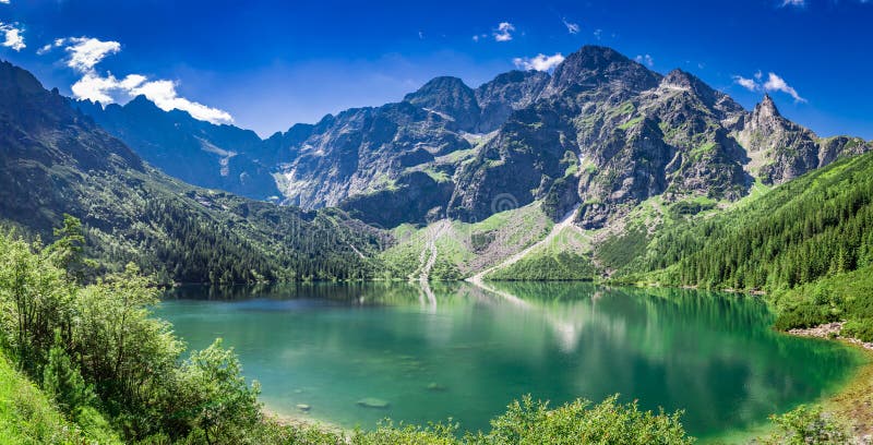Salida del sol imponente en el lago en las montañas de Tatra en verano imagenes de archivo Salida del sol imponente en el lago en las montañas de Tatra en verano imagenes de archivo