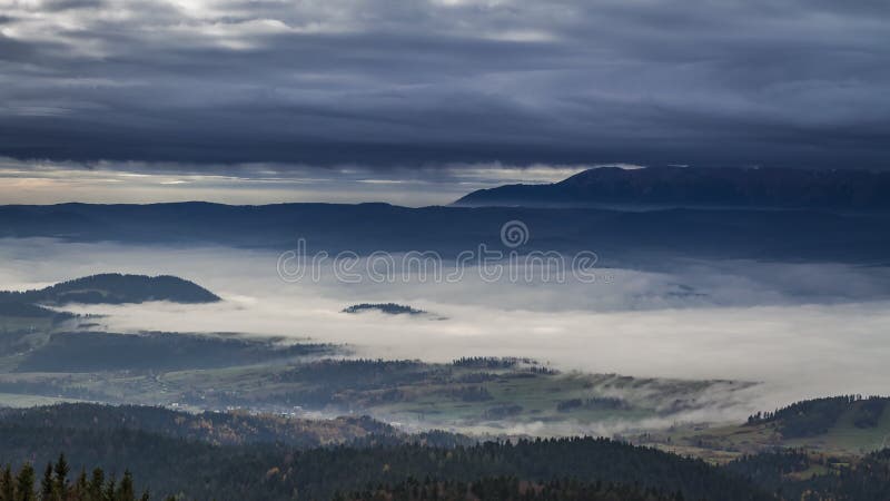 Salida del sol imponente en las montañas de Tatra con las nubes que fluyen, Polonia